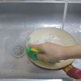 Pulire una padella con un rivestimento antiaderente