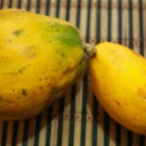 Mangiare una papaia
