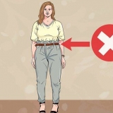 Indossare pantaloni di carta