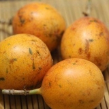 Mangiare un frutto della passione