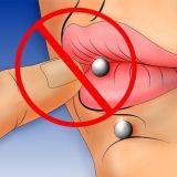 Pulizia di un piercing