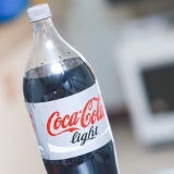 Fare una rucola con diet coke e mentos