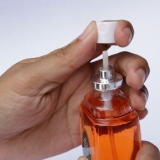 Riempi una bottiglia da viaggio con il profumo