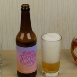 Prendendo un bicchierino di liquore