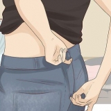 Prendendo i jeans per la vita