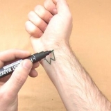 Come realizzare un tatuaggio temporaneo con un evidenziatore
