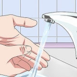 Eseguire un'analisi delle urine con una striscia reattiva