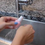 Aprire una bottiglia di smalto bloccata