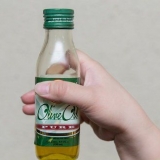 Cancellare un orecchio ostruito con olio d'oliva