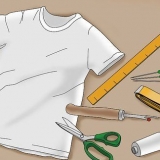 Tagliare uno scollo a v in una maglietta
