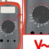 Utilizzando un voltmetro