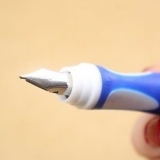 Usando una penna stilografica