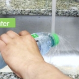 Apri una bottiglia d'acqua
