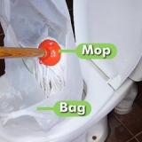 Sblocca una toilette senza usare uno stantuffo