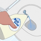 Sbloccare una toilette senza uno stantuffo