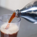 Pulire un gabinetto con coca cola