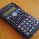 Utilizzando una calcolatrice scientifica
