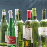 Fare un campanello a vento con le bottiglie di vino