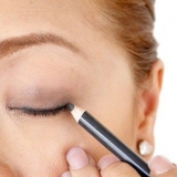 Applicazione di un eyeliner alato