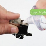Apri e accendi un accendino zippo