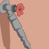 Svuotare una piscina con un tubo da giardino