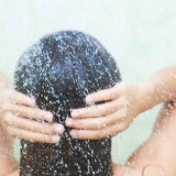 Intrecciare le estensioni tra i capelli