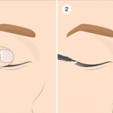Applicare l'eyeliner sulle palpebre sporgenti: consigli per il trucco facili