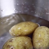 Fare le patatine fritte in una friggitrice