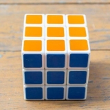 Realizzazione di fantastici motivi su un cubo di rubik
