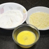 Preparazione dei gamberi impanati