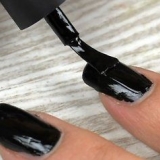 Usando insieme lo smalto per unghie normale e lo smalto gel uv