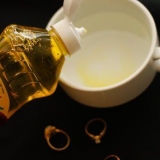 Pulizia di gioielli d'oro