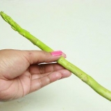 Sbollentare gli asparagi verdi