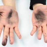 Togliere la tintura per capelli dalle mani