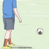 Calcia forte con un pallone da calcio