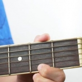Suonare l'accordo bm su una chitarra