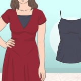 Coprendo la scollatura su un vestito pulito