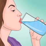 Fare il suono di una goccia d'acqua con la bocca