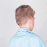 Tagliare i capelli a un ragazzo