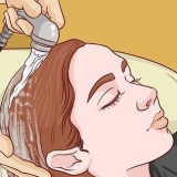 Tagliare i capelli a una ragazza