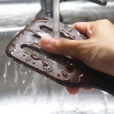 Lavare e disinfettare le pentole in legno