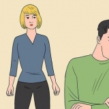 Rivolgersi a qualcuno quando si comporta in modo distante
