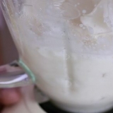 Fare il gelato con il latte in un frullatore