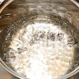 Preparare il cous cous israeliano