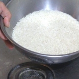 Cuocere il riso al gelsomino in una cuociriso