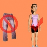 Allunga le gambe per fare la spaccata