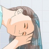 Decolora i capelli con acqua ossigenata e bicarbonato di sodio