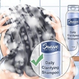 Tingi i capelli di castano dopo averli colorati di nero