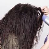 Arriccia i capelli con una matita