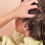 Arriccia i capelli con bigodini in schiuma